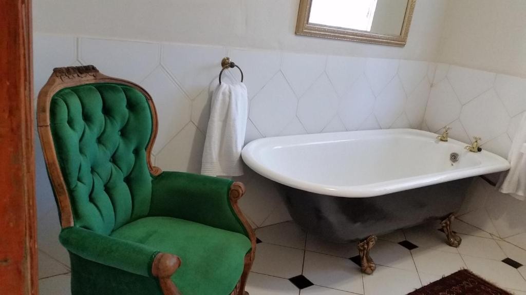 Bauhenia Guesthouse 8/32
