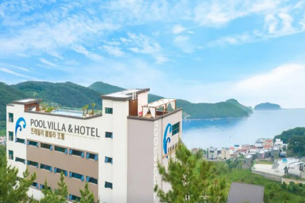 FRIEMILY POOL VILLA AND HOTEL 1/52