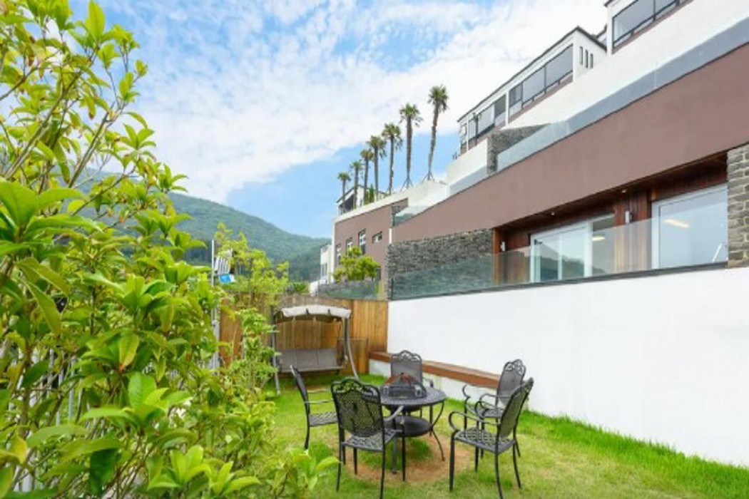 FRIEMILY POOL VILLA AND HOTEL 25/52