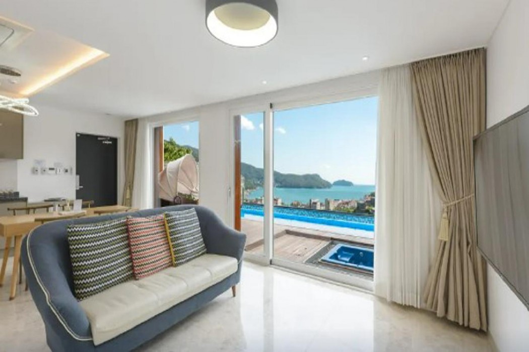 FRIEMILY POOL VILLA AND HOTEL 14/52