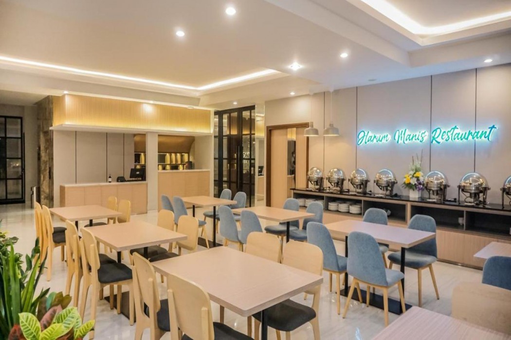 Front One King Hotel Tuban 37/68