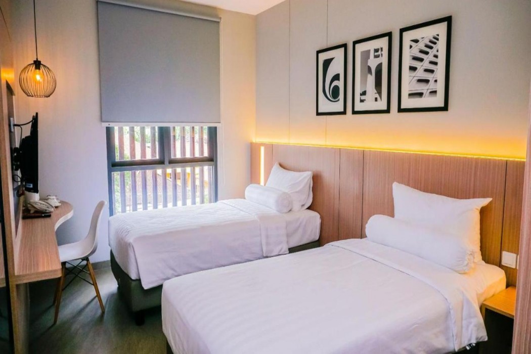 Front One King Hotel Tuban 15/68