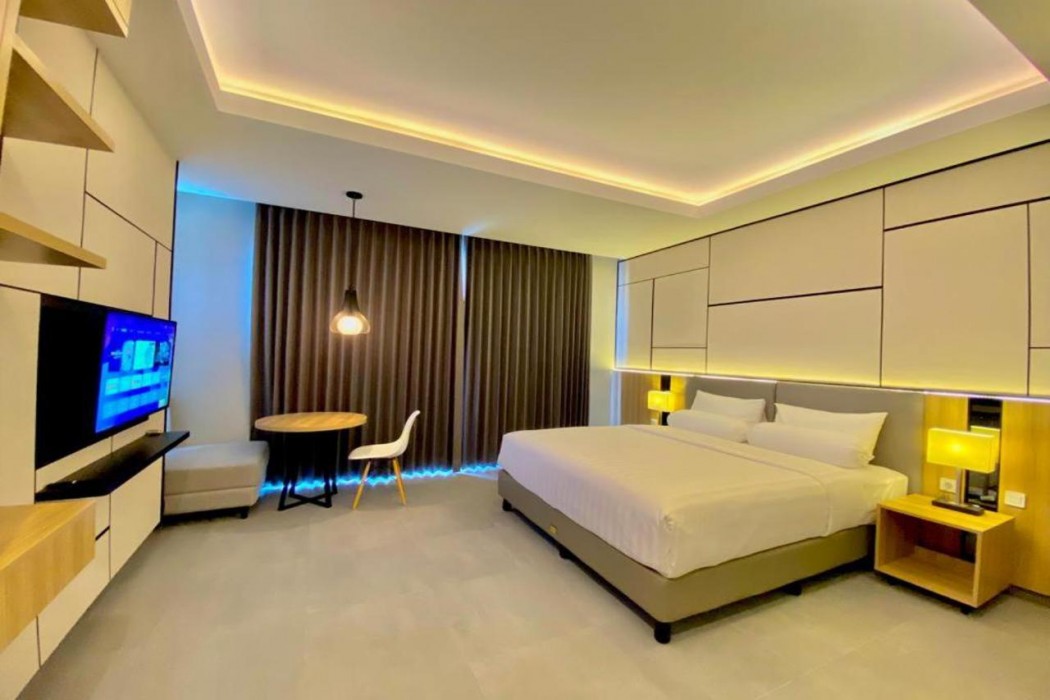 Front One King Hotel Tuban 19/68
