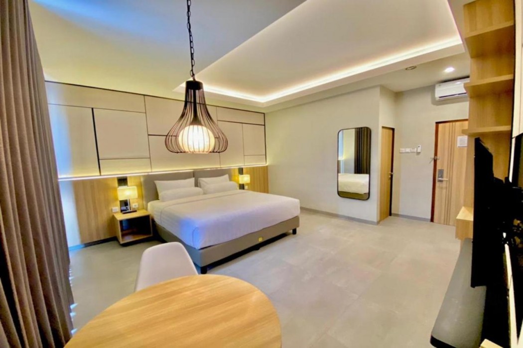 Front One King Hotel Tuban 12/68