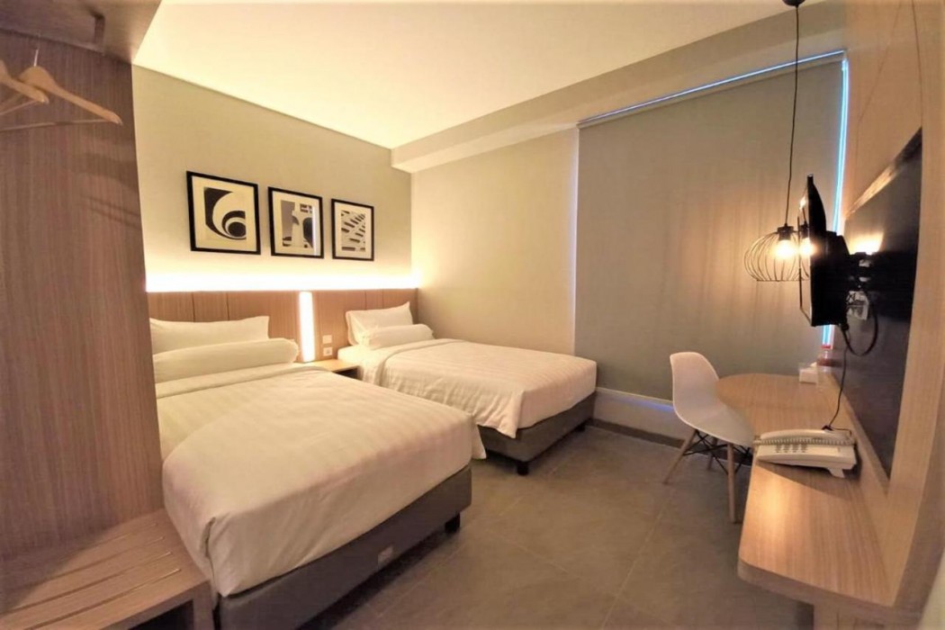 Front One King Hotel Tuban 11/68