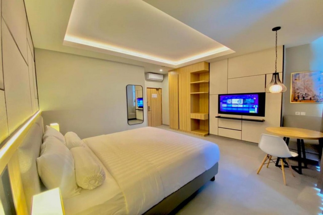 Front One King Hotel Tuban 10/68