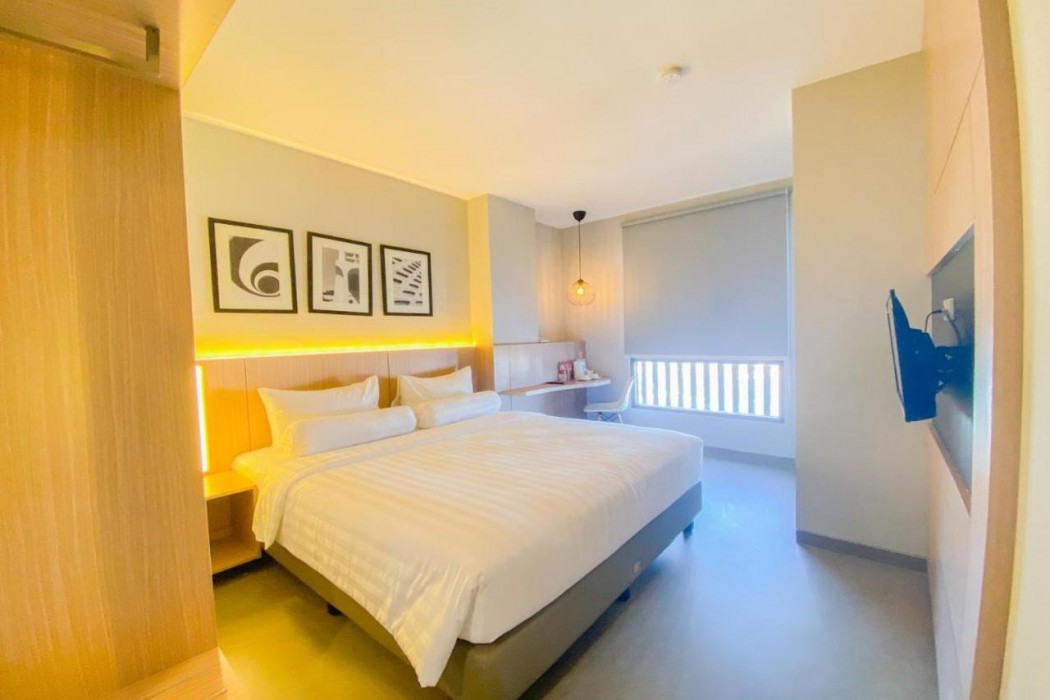 Front One King Hotel Tuban 9/68