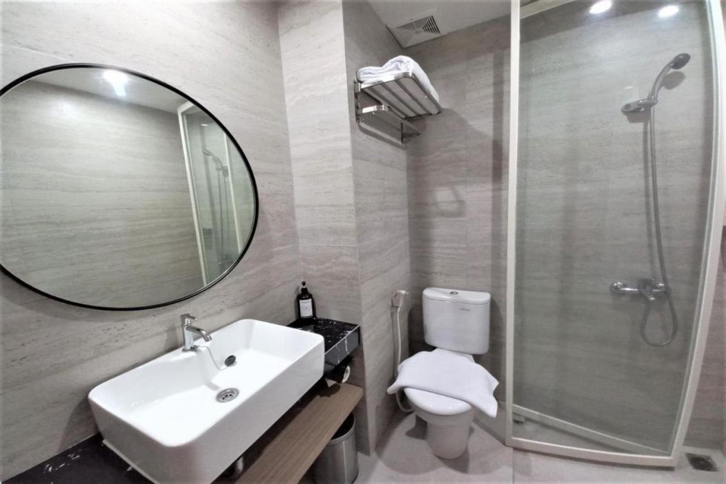 Front One King Hotel Tuban 14/68