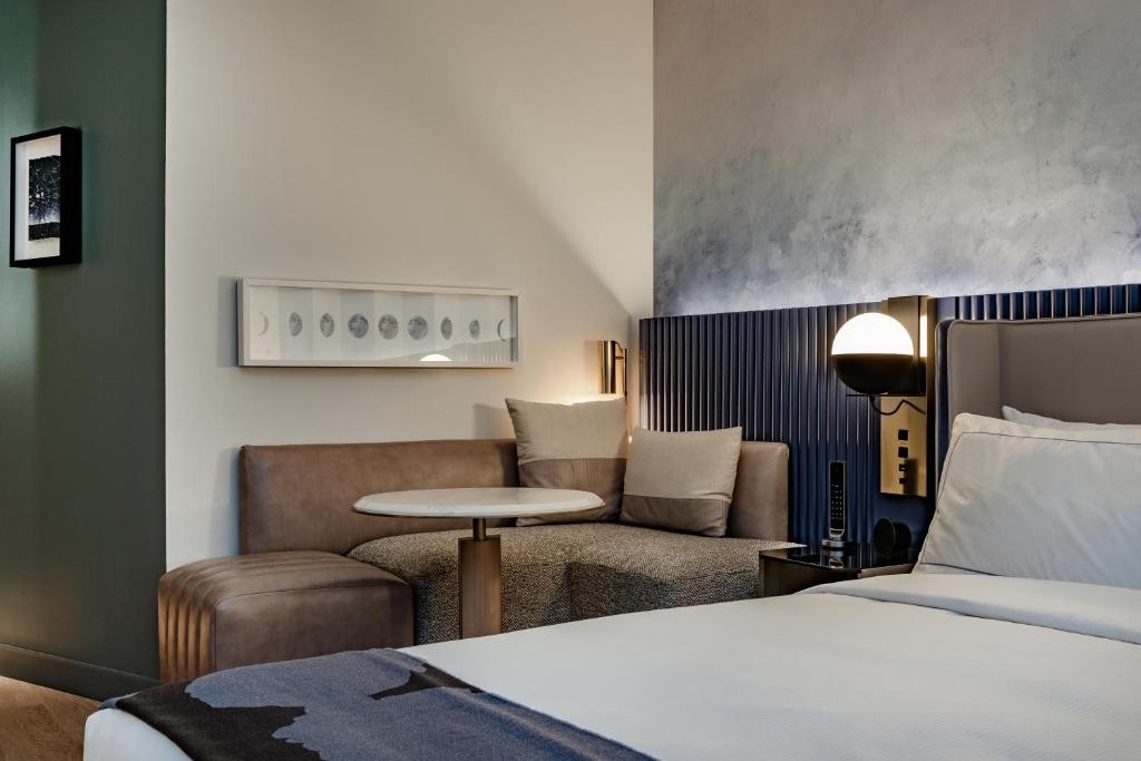 The Morrow Washington DC, Curio Collection by Hilton 4/52