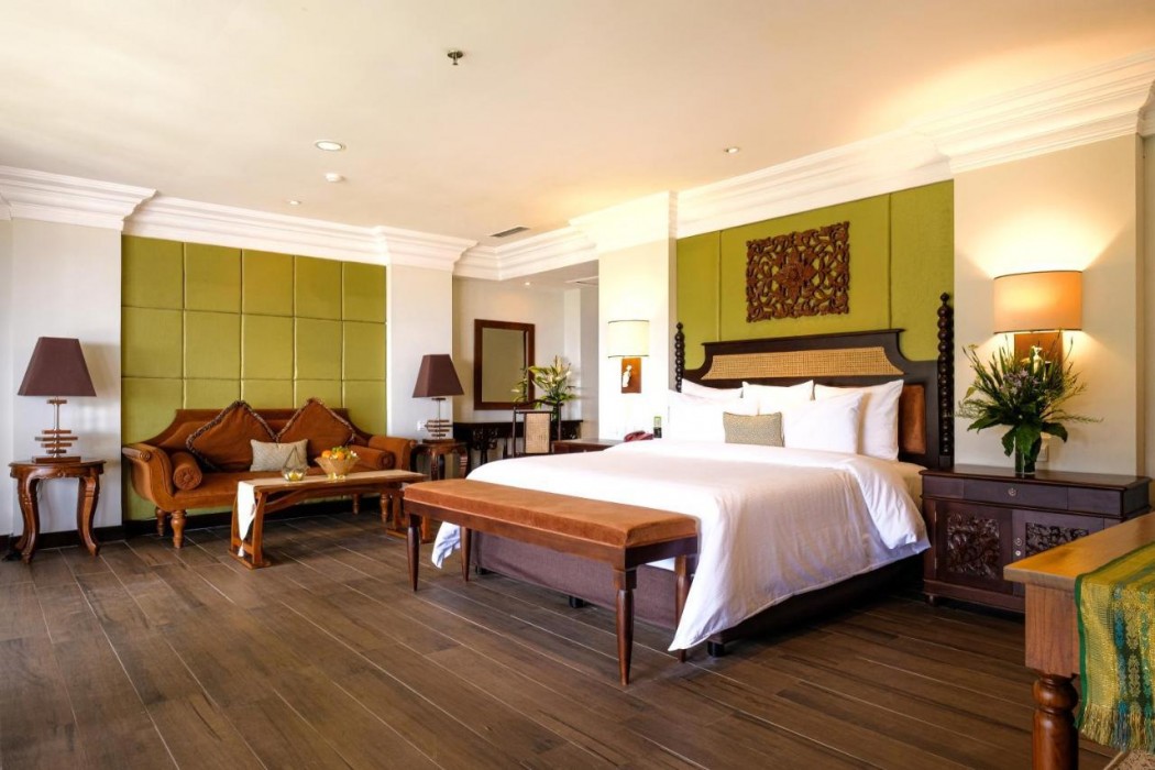 The Grand Hill Bistro Cafe Resort Hotel 12/57