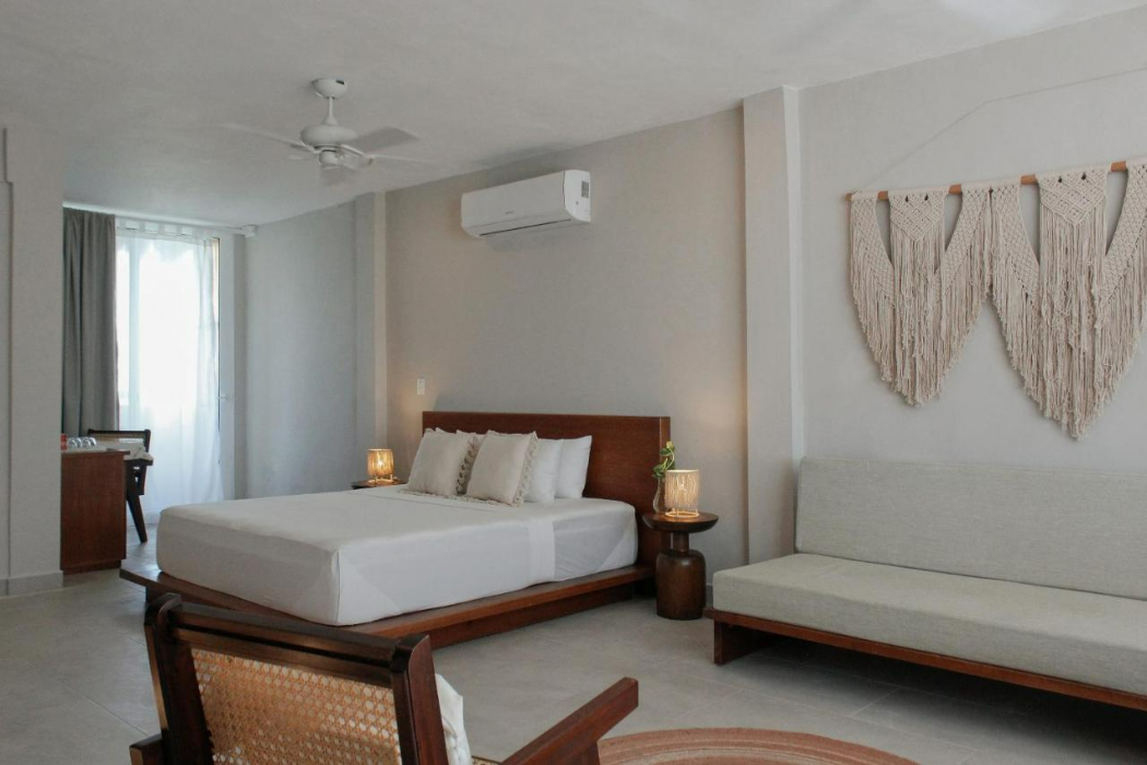 Noah Beach Hotel and Suites 13/55
