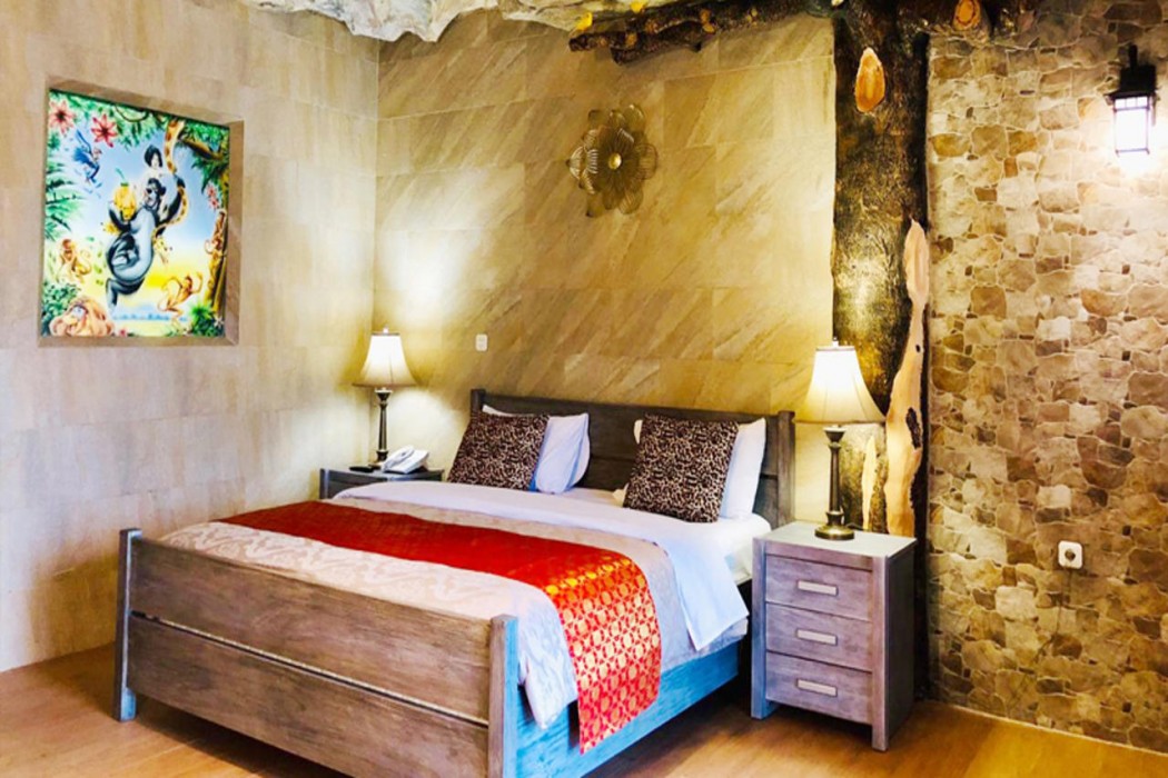 Seruni Hotel Hobbit House 8/26
