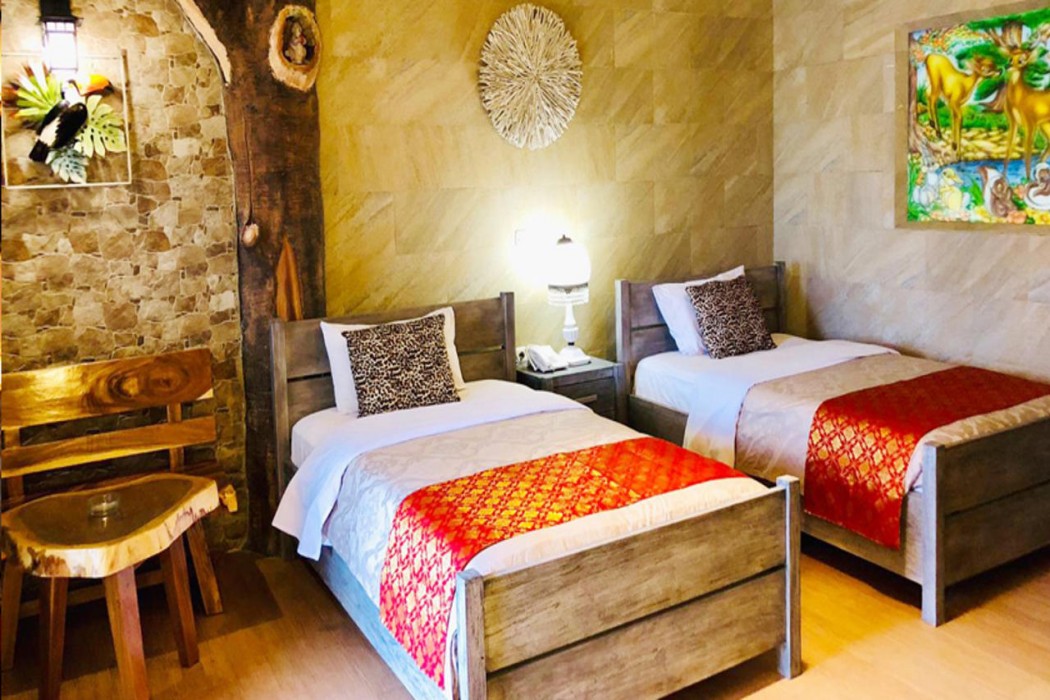 Seruni Hotel Hobbit House 7/26