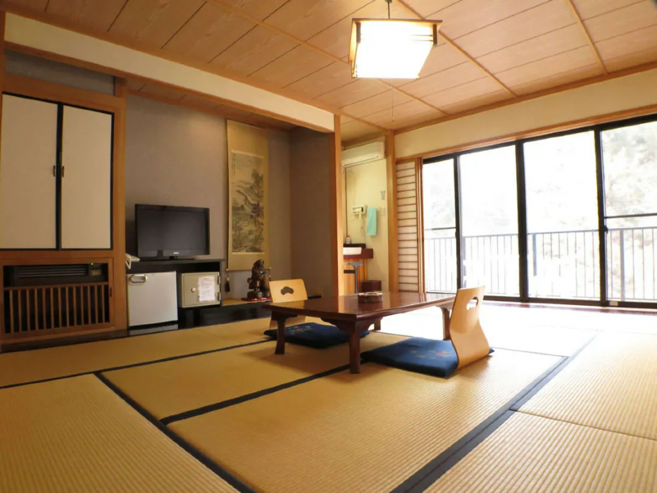 Shirataki Hotel 7/39