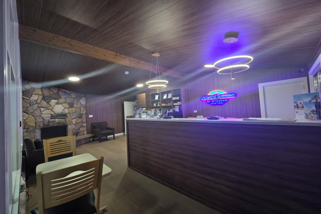 Howard Johnson by Wyndham Hinton 8/64