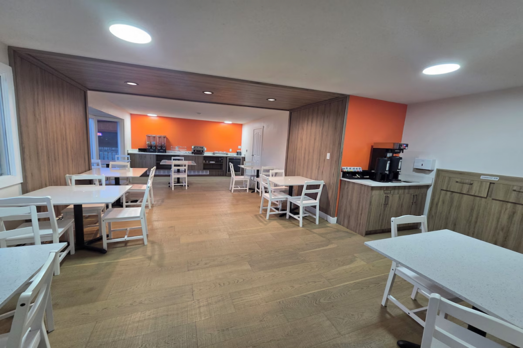 Howard Johnson by Wyndham Hinton 37/64