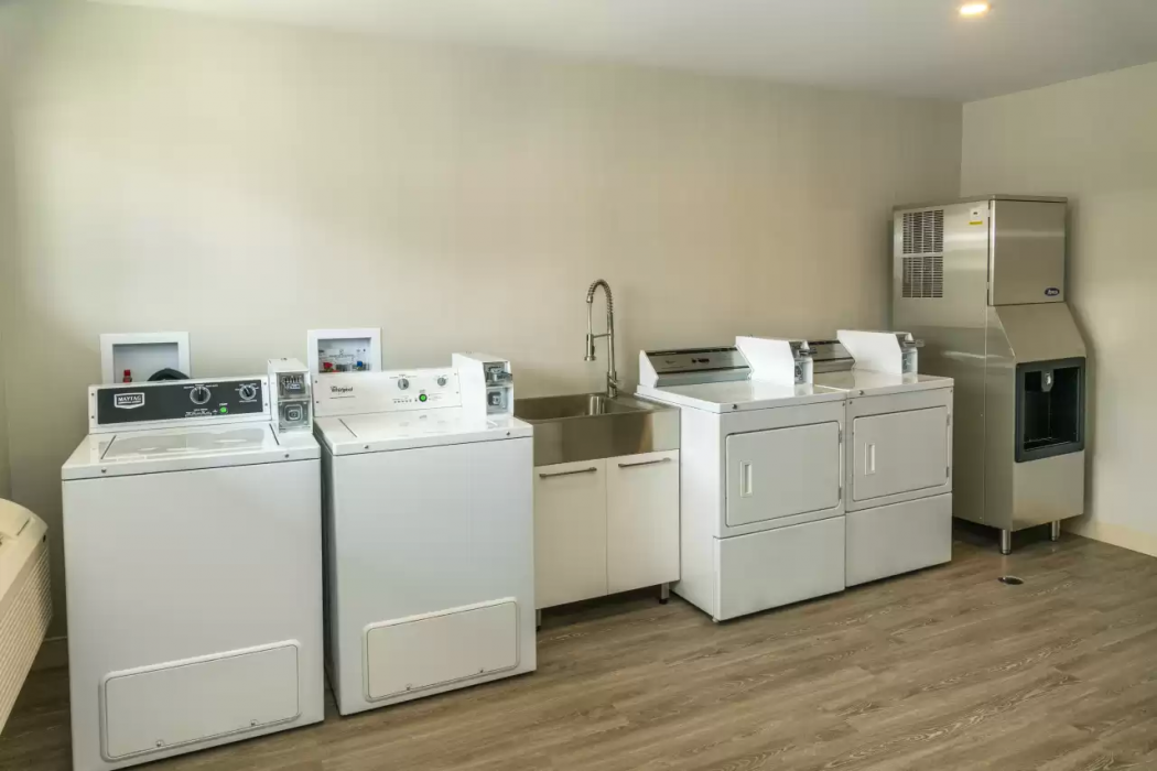 Econo Lodge Inn & Suites Pincher Creek 15/23