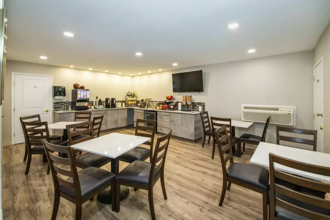 Econo Lodge Inn & Suites Pincher Creek 16/23