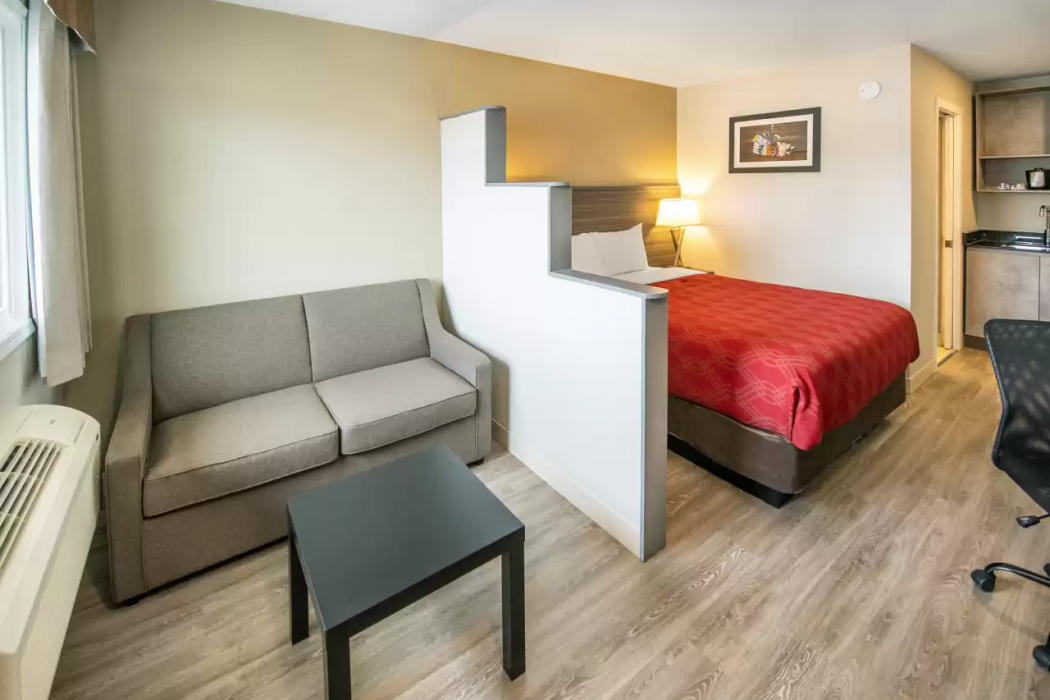 Econo Lodge Inn & Suites Pincher Creek 13/23