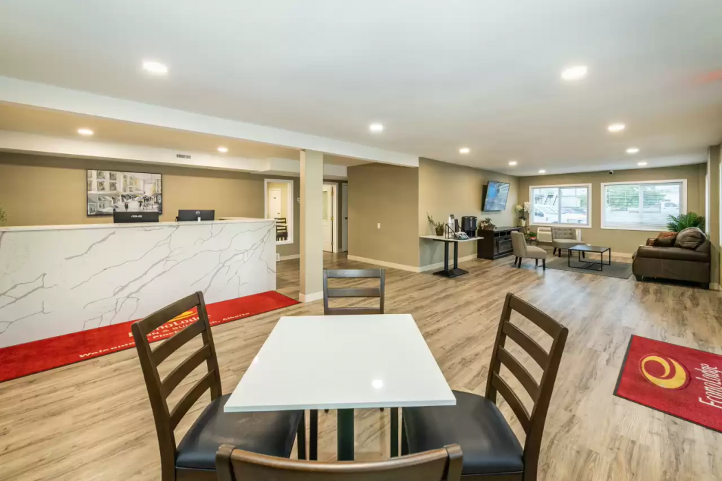 Econo Lodge Inn & Suites Pincher Creek 7/23