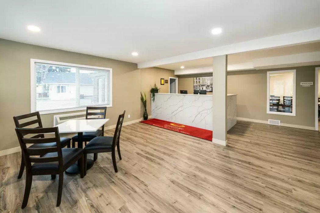Econo Lodge Inn & Suites Pincher Creek 6/23
