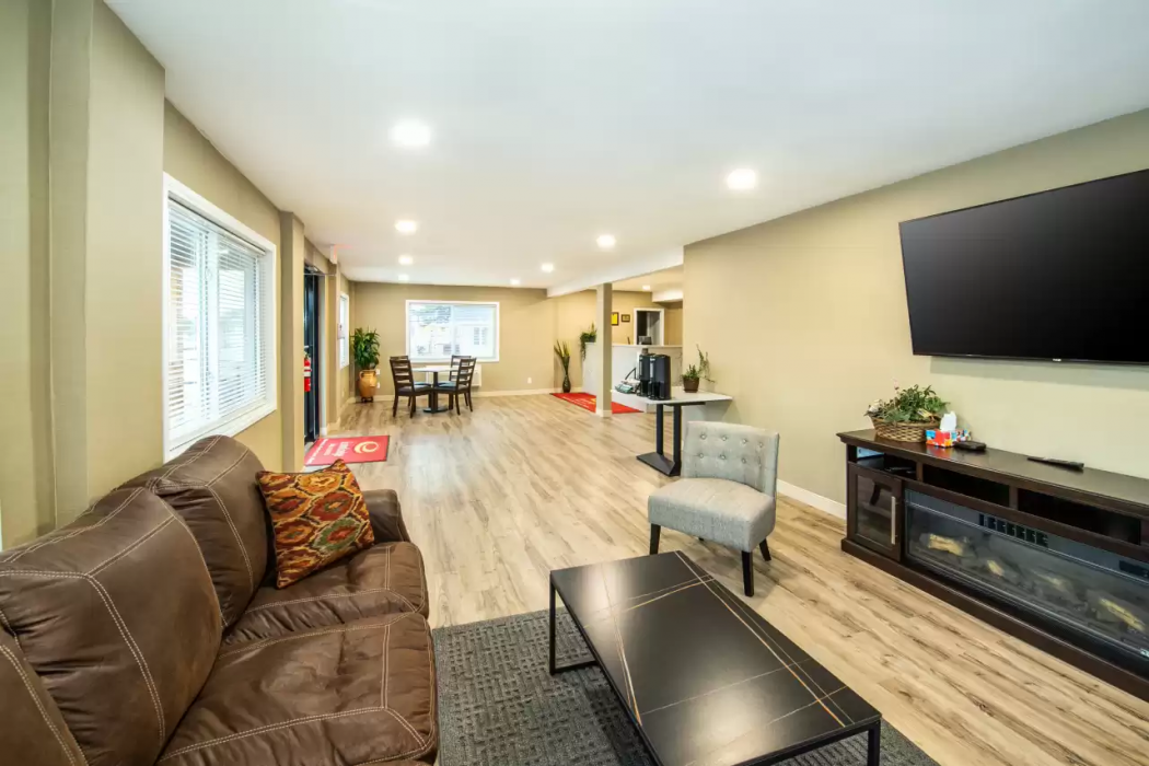 Econo Lodge Inn & Suites Pincher Creek 5/23