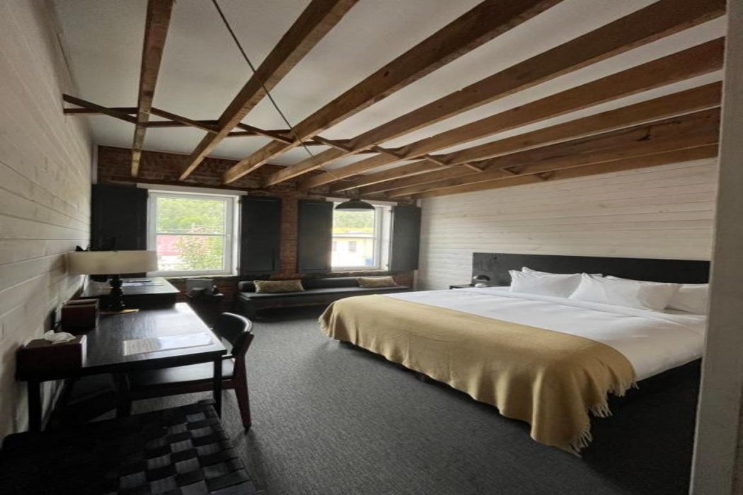 Eleven Revelstoke Lodge 6/58