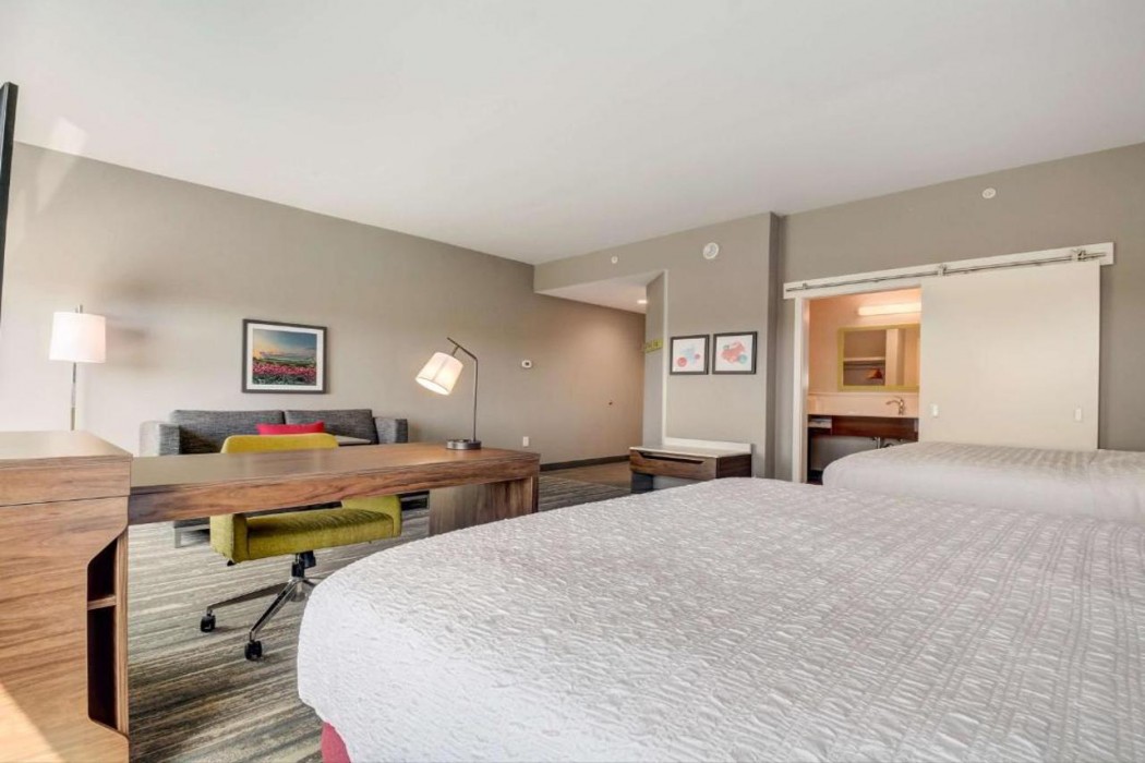 Hampton Inn and Suites Williamstown Ark Encounter 13/38