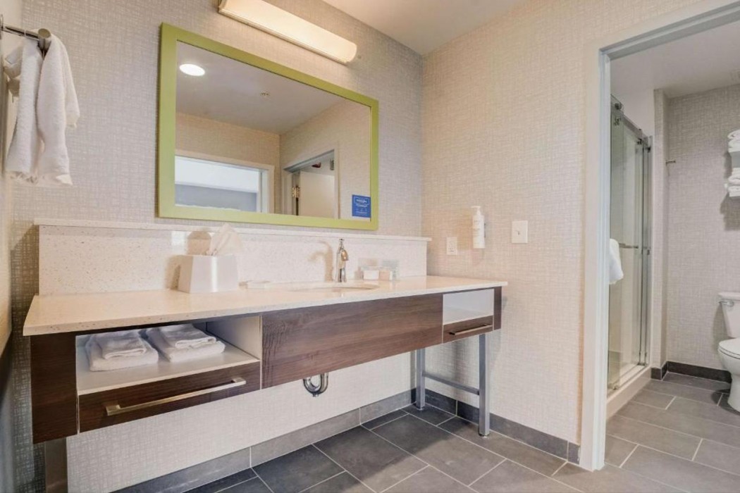 Hampton Inn and Suites Williamstown Ark Encounter 15/38