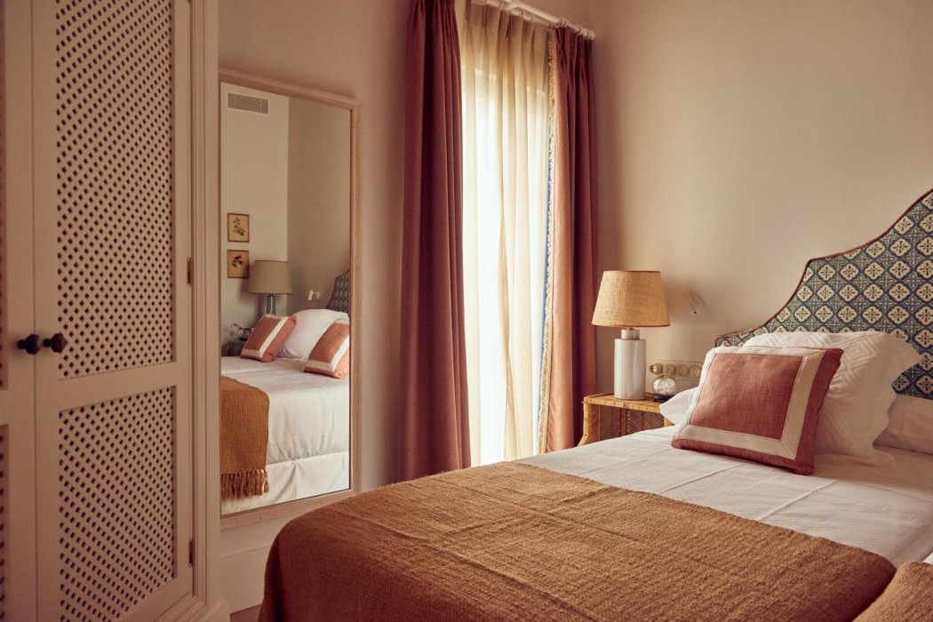 Cristine Bedfor Mahon Boutique Hotel 12/60