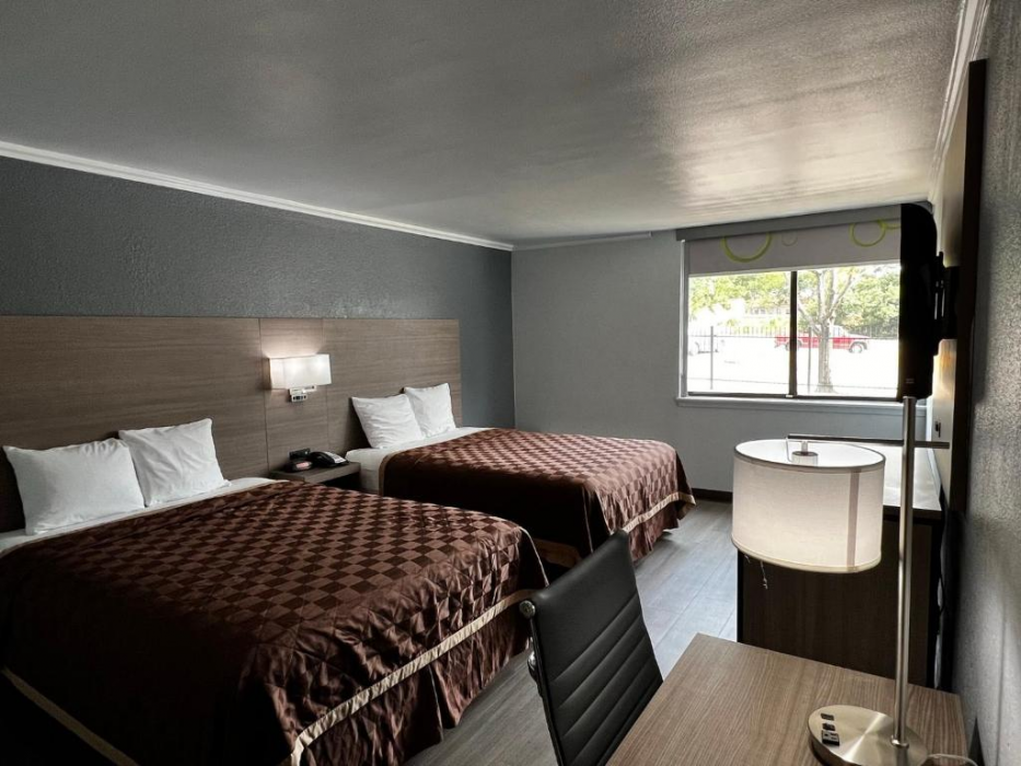 Super 8 by Wyndham Fort Worth Entertainment District 11/49