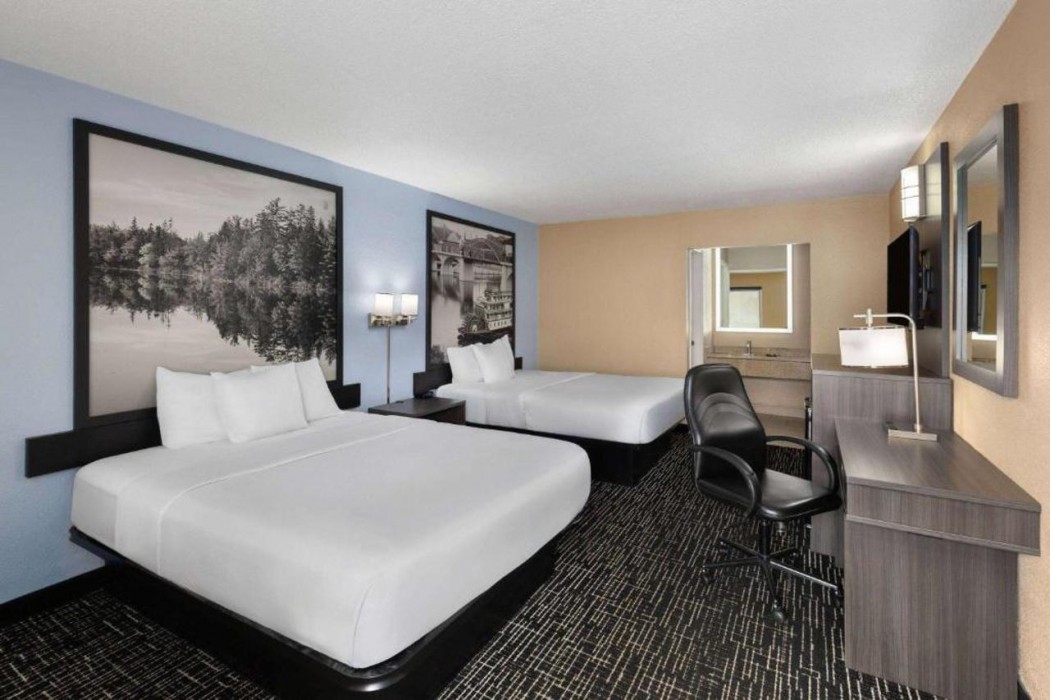 Super 8 by Wyndham Paducah I-24 Exit 4 23/60