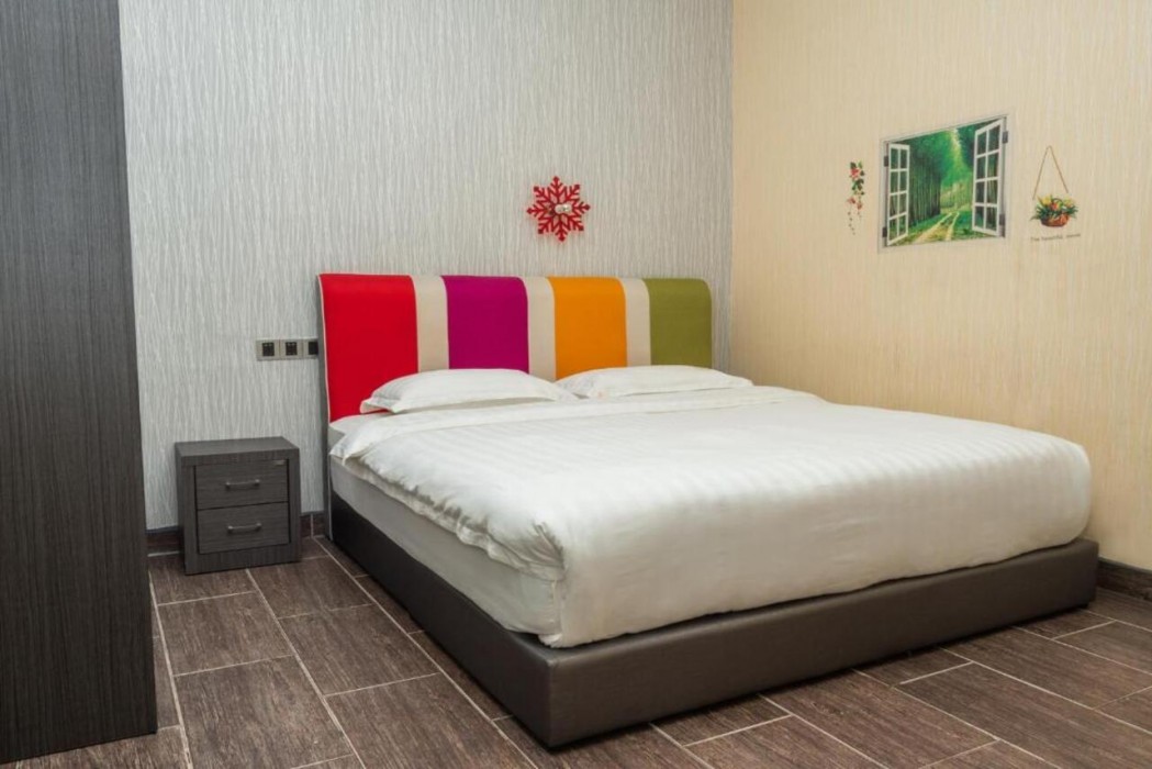 OYO 90082 Red’s Hotel 12/25