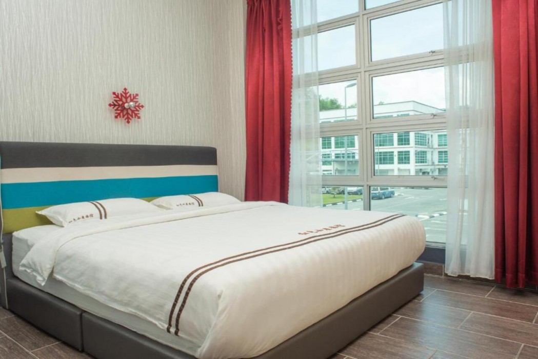 OYO 90082 Red’s Hotel 11/25