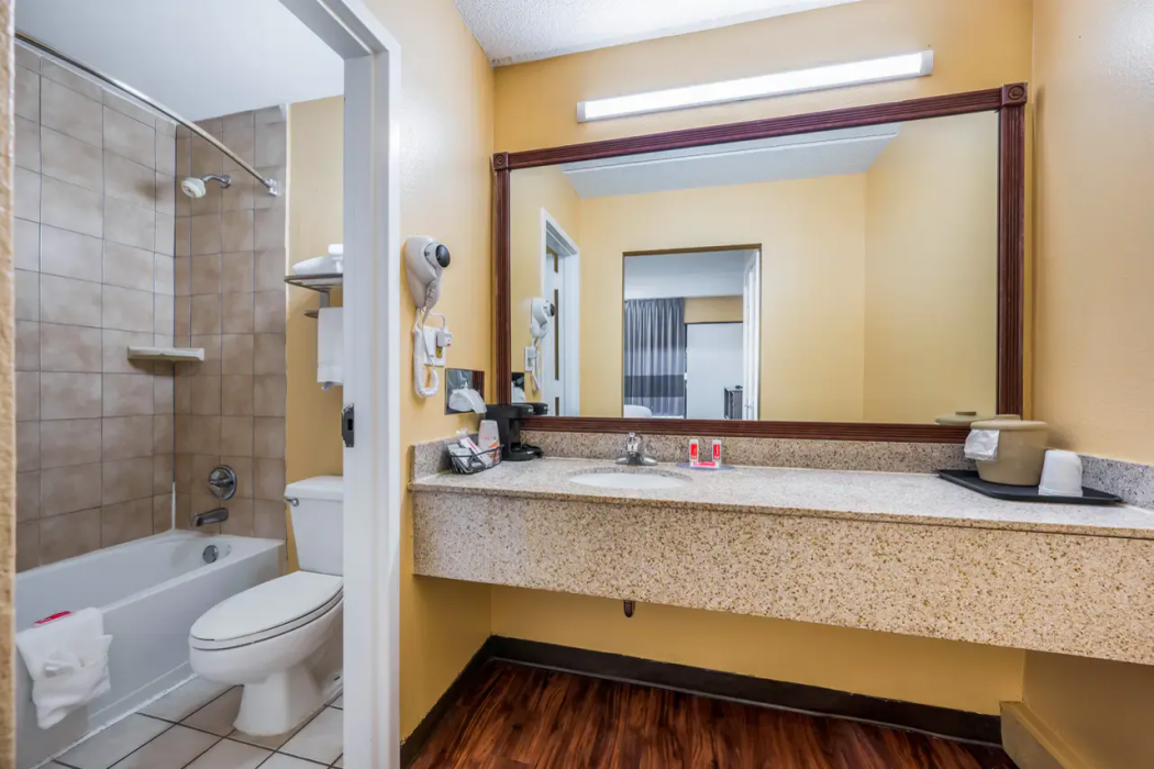 Econo Lodge Columbus near Airport 12/13