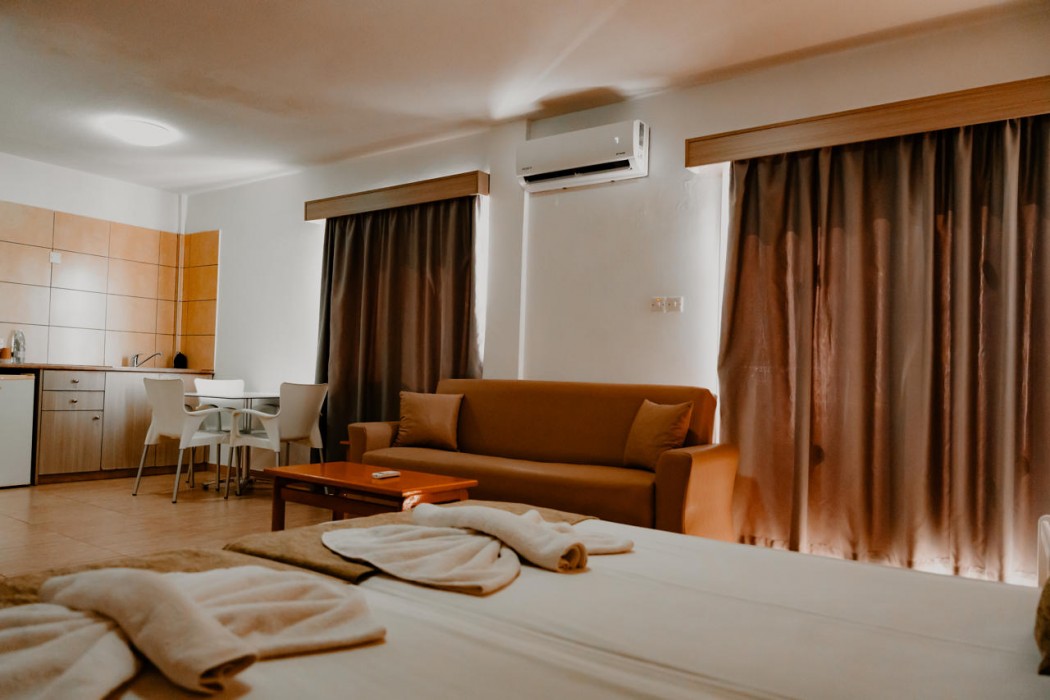 Penelope Beach Hotel 11/77