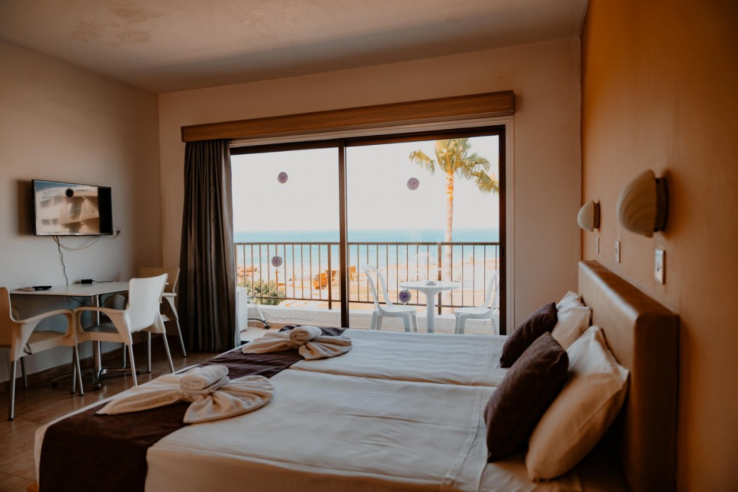 Penelope Beach Hotel 9/77