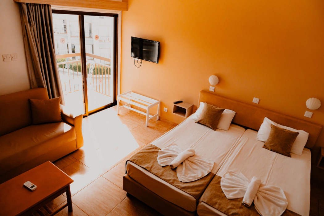 Penelope Beach Hotel 7/77