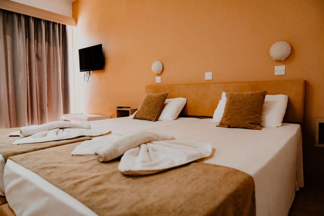 Penelope Beach Hotel 12/77