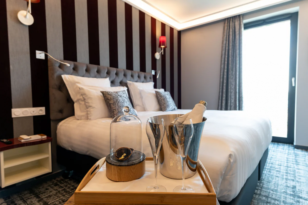 Hotel Dali Val D'Europe Tapestry Collection by Hilton 11/29