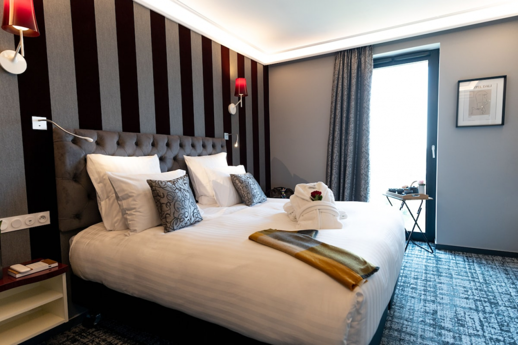Hotel Dali Val D'Europe Tapestry Collection by Hilton 12/29