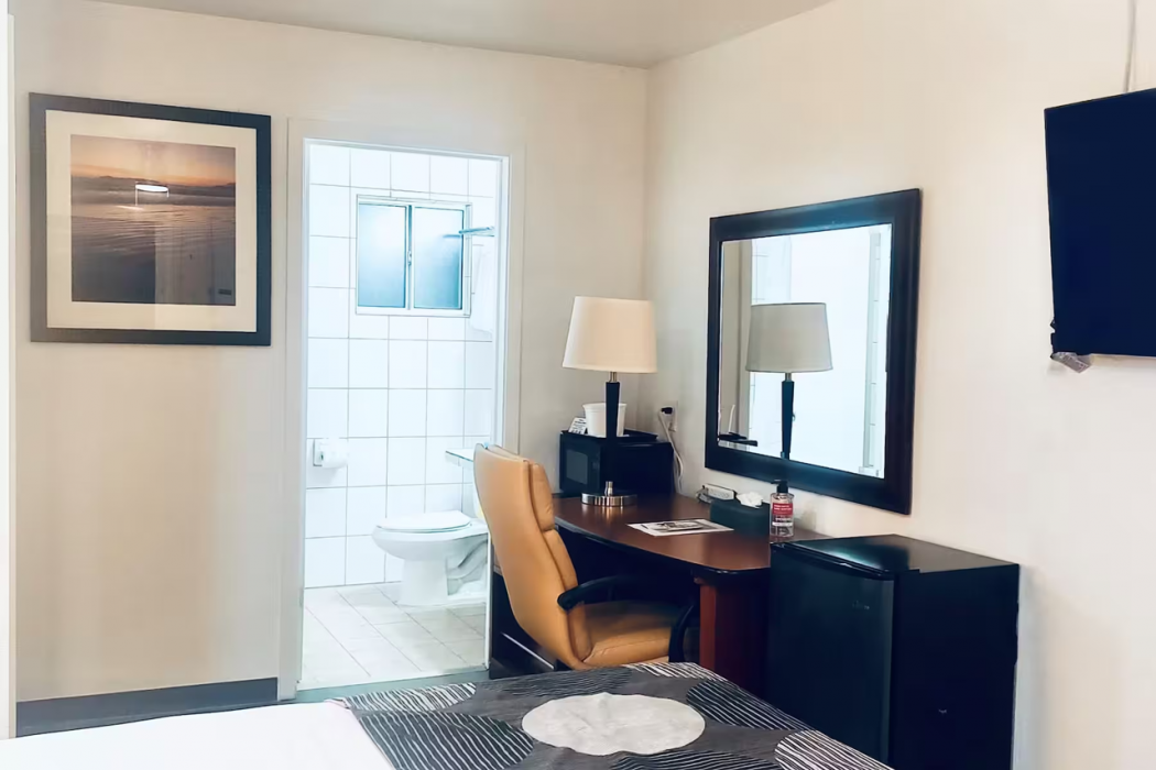 Oceanside Inn and Suites a Days Inn by Wyndham 8/38