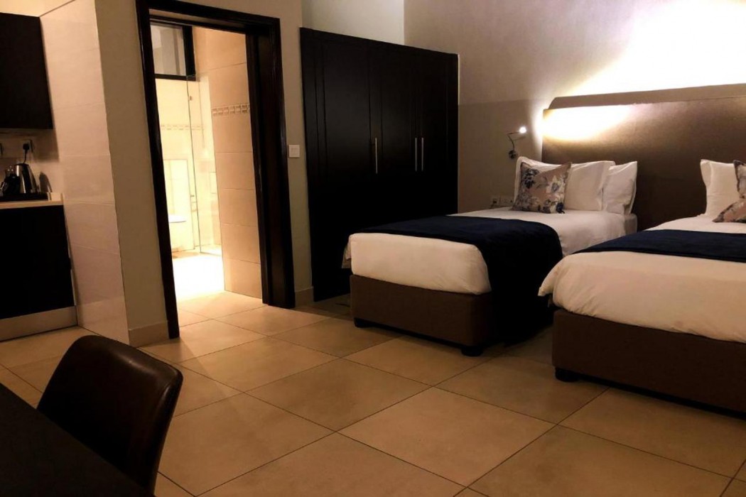Mythos Hotel 8/19