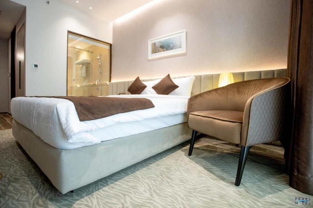Pearl Hotel 12/43