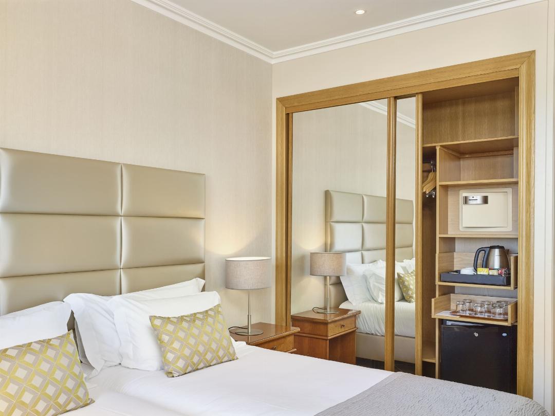 Twin or Double room Side Sea View