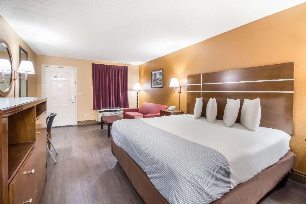 Econo Lodge Selmer, TN 23/37