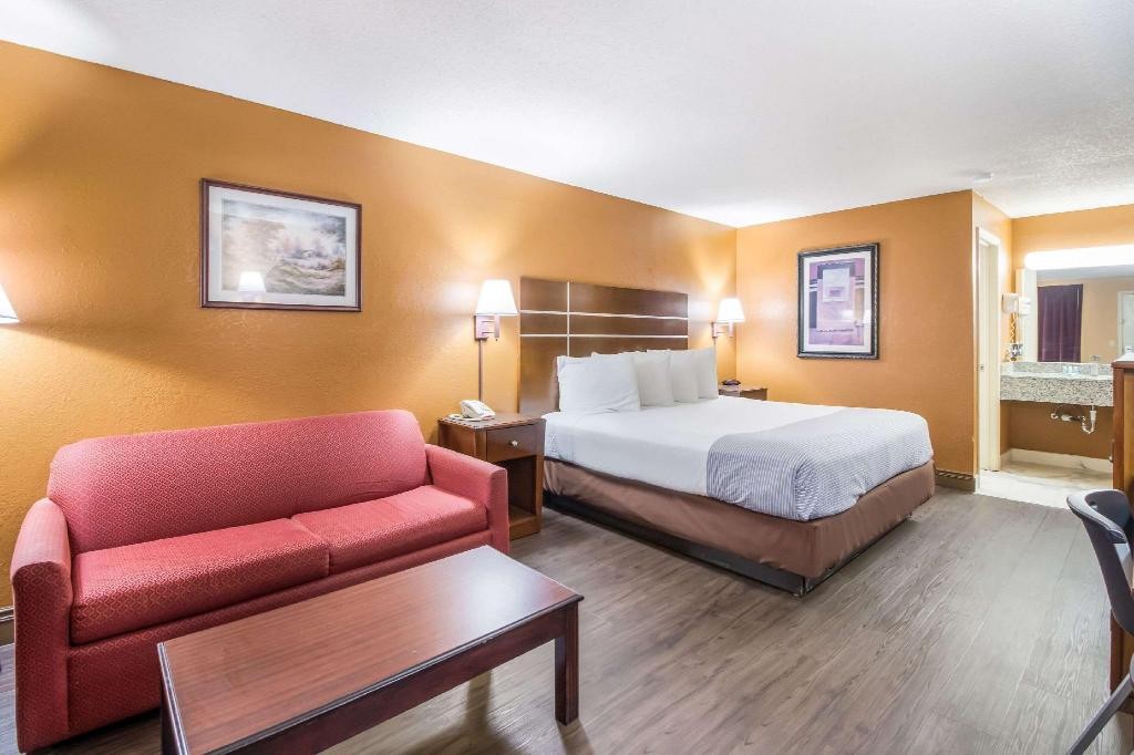 Econo Lodge Selmer, TN 16/37