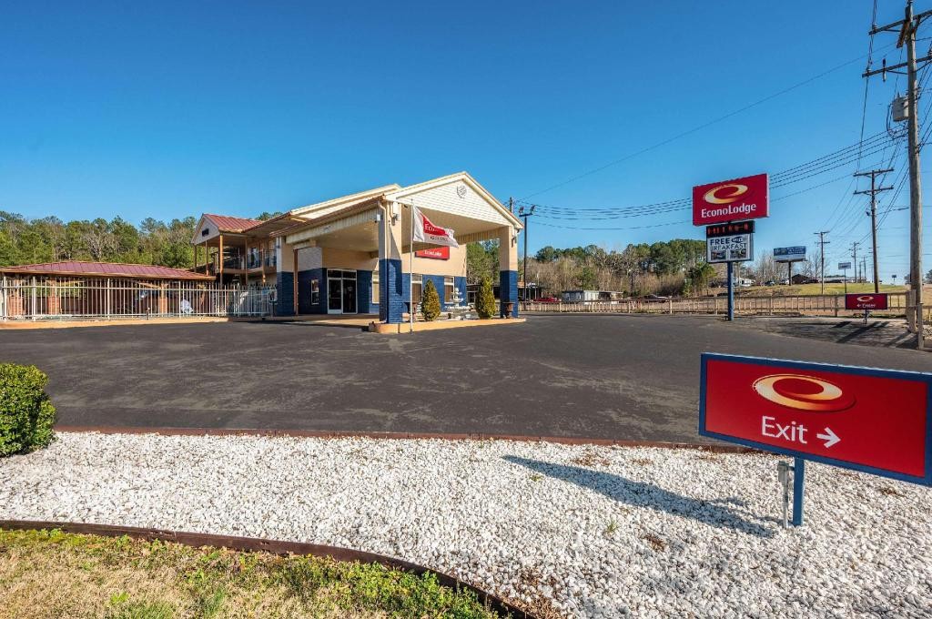 Econo Lodge Selmer, TN 2/37