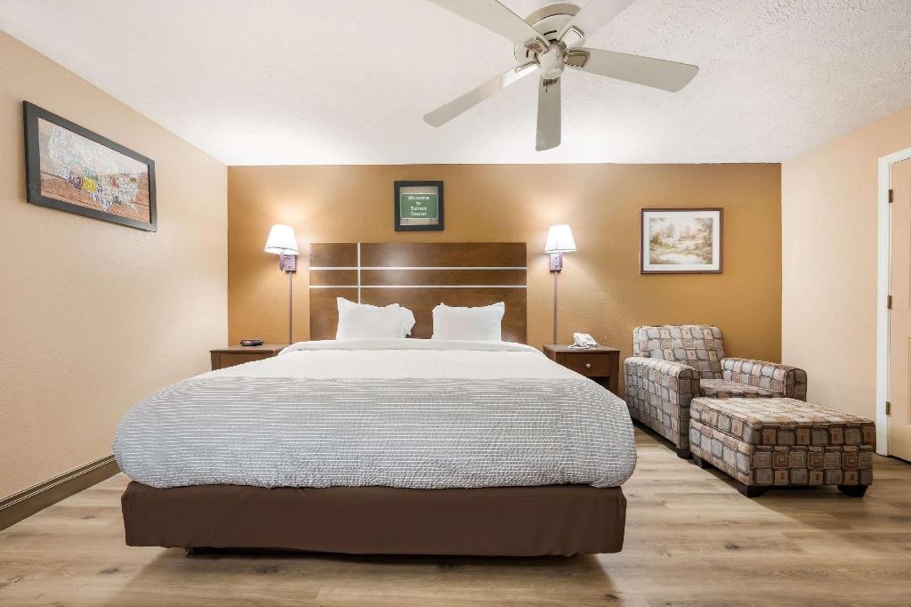 Econo Lodge Selmer, TN 25/37