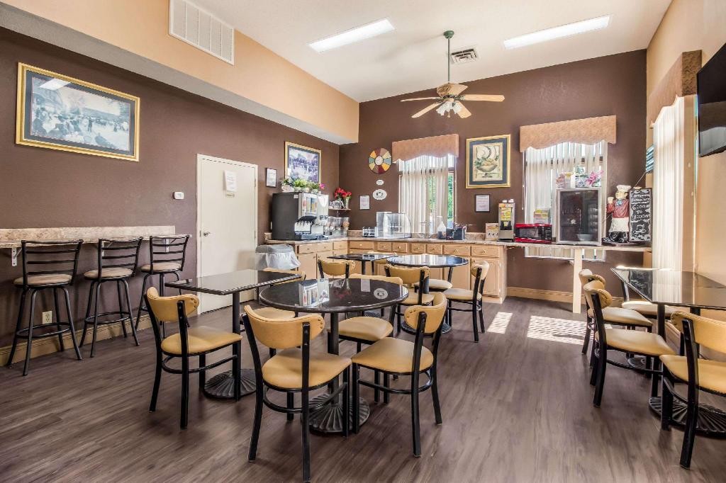 Econo Lodge Selmer, TN 26/37